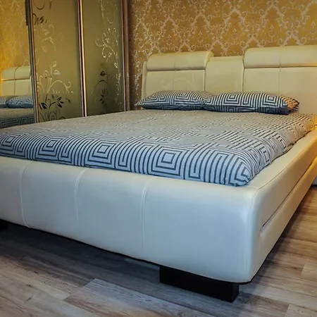 центр новострой новая большая однокомнатная со всеми удобствами Lägenhet Mukatjeve