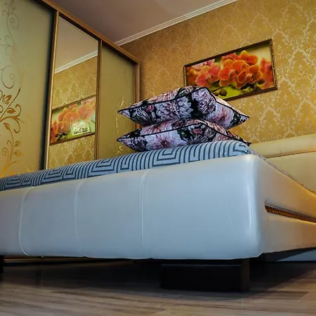 центр новострой новая большая однокомнатная со всеми удобствами דירה